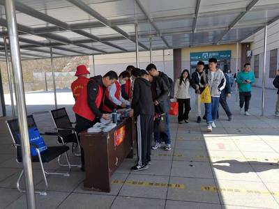 五一假期我市在高鐵高速口設立旅游志愿者服務站，暖心服務助力旅游體驗